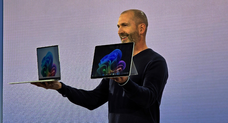 Brett Ostrum, vice-président de Microsoft, présente un Surface Laptop et un Surface Pro sur scène. Anshel Sag