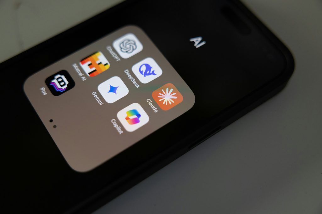 🌍 Le vent d’Europe se lève Dans le tumulte d’un monde dominé par les modèles américains — GPT, Claude, Gemini ou encore Llama —, la France vient de faire entendre une voix singulière. Mistral AI, la pépite parisienne fondée en 2023 par d’anciens chercheurs de DeepMind et Meta, a dévoilé ce que ses fondateurs présentent comme le premier modèle de raisonnement européen : Magistral. L’annonce, faite depuis Paris mais relayée par Reuters et AP News, a immédiatement suscité un écho mondial. Car ici, il ne s’agit plus seulement de générer du texte ou d’imiter la conversation humaine. Non, l’ambition est plus grande : enseigner à une intelligence artificielle la faculté de raisonner, de dérouler une pensée logique étape par étape — comme le ferait un humain. 🔬 Magistral : une IA qui pense avant de répondre Magistral marque un tournant technologique. Plutôt que de simplement “compléter” une phrase comme le font les modèles de langage classiques, il adopte un mode de raisonnement structuré — ce que les chercheurs appellent la chain-of-thought reasoning. En clair, avant de formuler une réponse, le modèle passe par des étapes mentales intermédiaires, simulant le raisonnement humain. Cette approche lui permet : de résoudre des problèmes complexes (mathématiques, logiques, juridiques ou stratégiques) ; de justifier ses conclusions ; et surtout, de réduire les hallucinations — ce talon d’Achille des IA génératives. Deux versions sont annoncées : Magistral Small, open source, multilingue et accessible à la recherche ; Magistral Medium, plus robuste, pensée pour les entreprises industrielles et les déploiements commerciaux. Un pari audacieux, mais profondément européen dans l’esprit : transparence, collaboration et excellence scientifique. 💡 Une intelligence au service de la souveraineté Si ce lancement fascine autant, c’est aussi parce qu’il porte une dimension politique et culturelle forte. Depuis plusieurs années, l’Europe observe avec inquiétude la montée en puissance de géants privés contrôlant les technologies de base de l’IA. Entre les États-Unis, où OpenAI et Anthropic dictent les rythmes, et la Chine, où Baidu et Tencent accélèrent, le vieux continent semblait en retrait. Mistral change la donne. En érigeant Magistral comme modèle raisonneur open source, la startup défend une vision claire : « L’Europe peut innover sans dépendre des infrastructures américaines. » Ce message, presque philosophique, touche à la question de la souveraineté numérique — un thème central pour l’Union européenne, surtout après l’adoption de l’AI Act, le premier cadre réglementaire mondial sur l’intelligence artificielle.