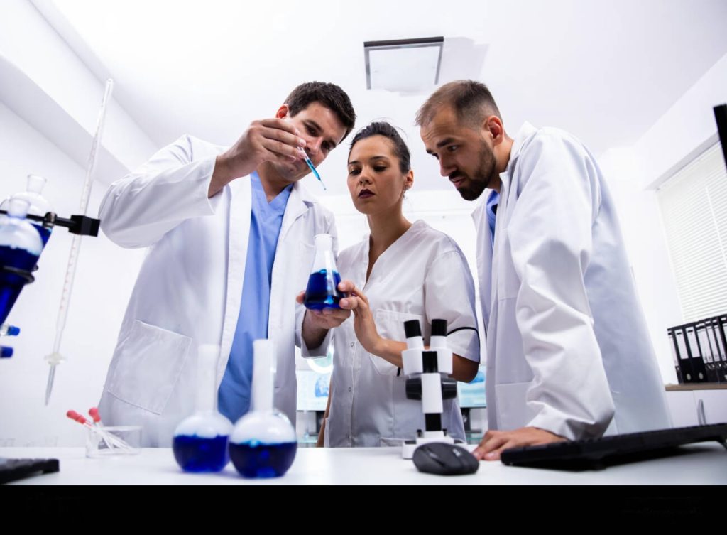 FlowER, l’IA du MIT, prédit les réactions chimiques avec précision et rigueur scientifique.